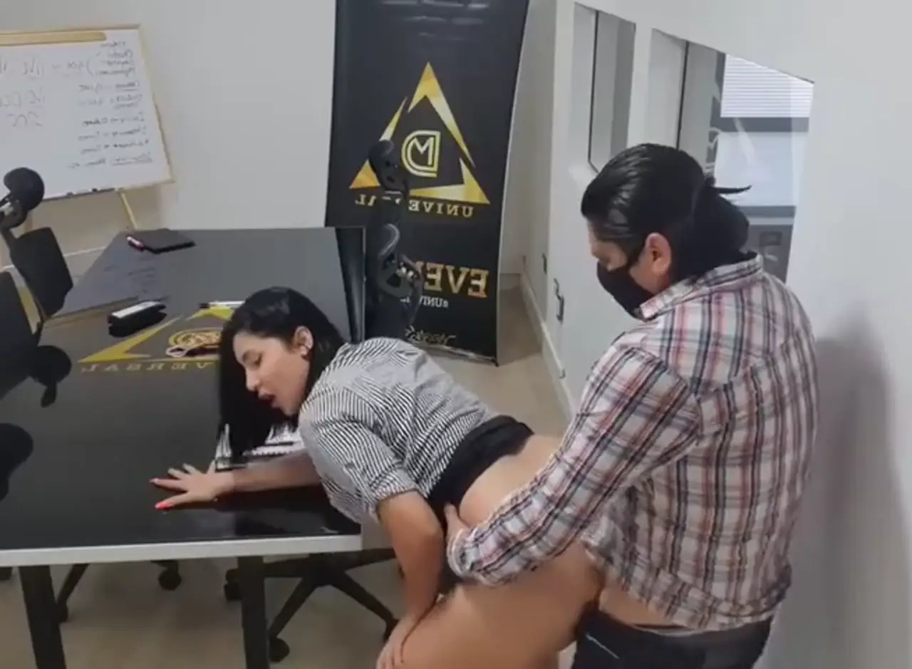 سكس مترجم - نيك و خوف في الشركة مع السكرتيرة.. نيك مخفي ساخن على المكتب ابتسامة ناعمة لكنها جريئة 1