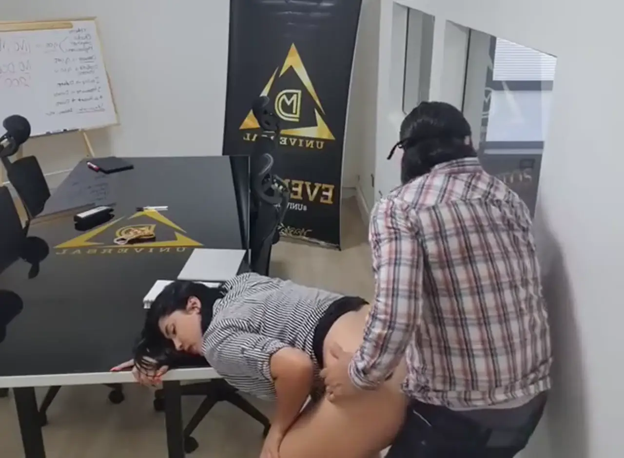 سكس مترجم - نيك و خوف في الشركة مع السكرتيرة.. نيك مخفي ساخن على المكتب أنوثة هادئة لكن قوية 5