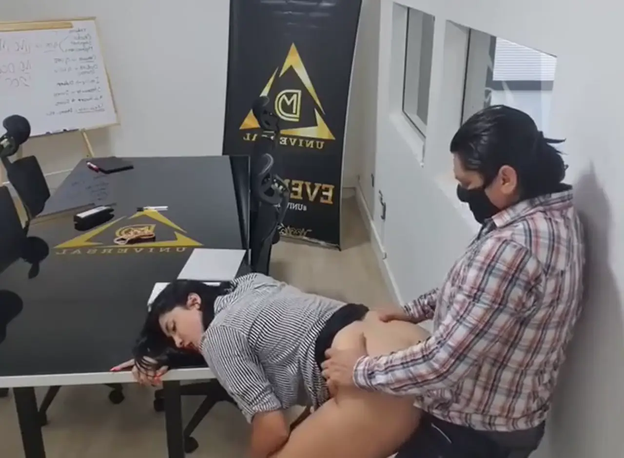 سكس مترجم - نيك و خوف في الشركة مع السكرتيرة.. نيك مخفي ساخن على المكتب تفاصيل فيها حياة 4