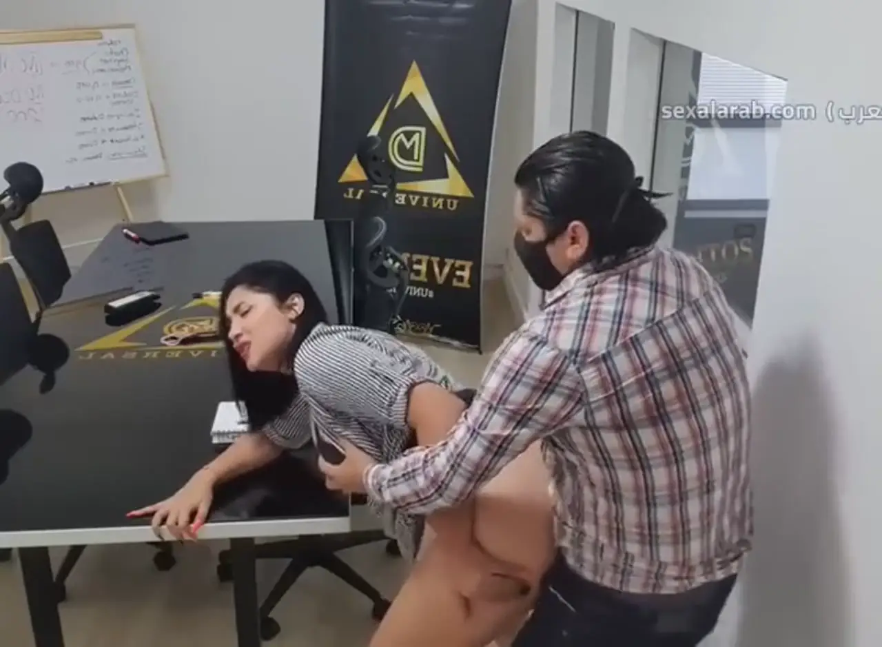 سكس مترجم - نيك و خوف في الشركة مع السكرتيرة.. نيك مخفي ساخن على المكتب لقطة رسمية أصلية 6